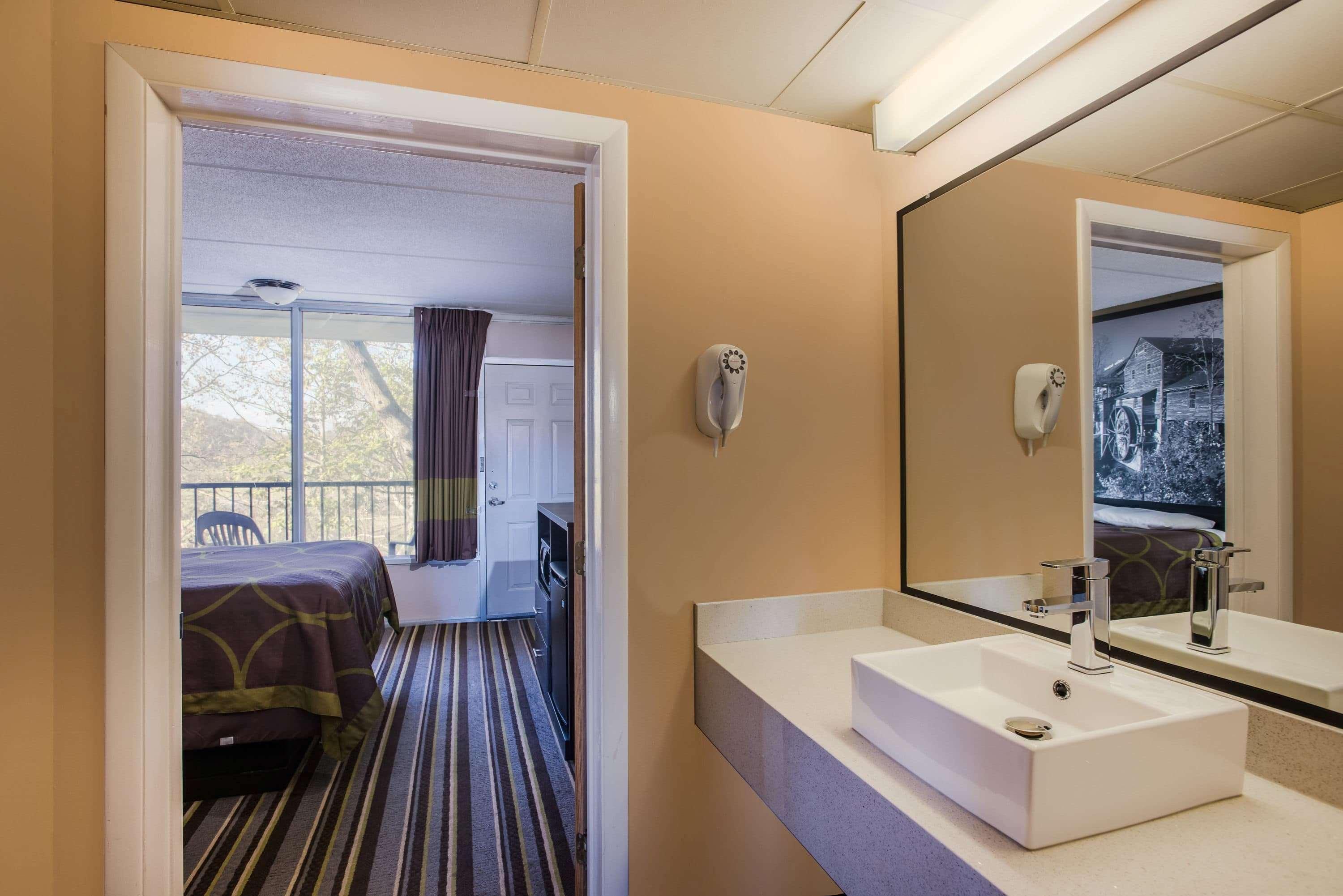 ซูเปอร์ 8 บาย วินด์แฮม เซอร์เวียร์วิลล์ ริเวอร์ไซด์ Hotel เซอเวียร์วีล ภายนอก รูปภาพ