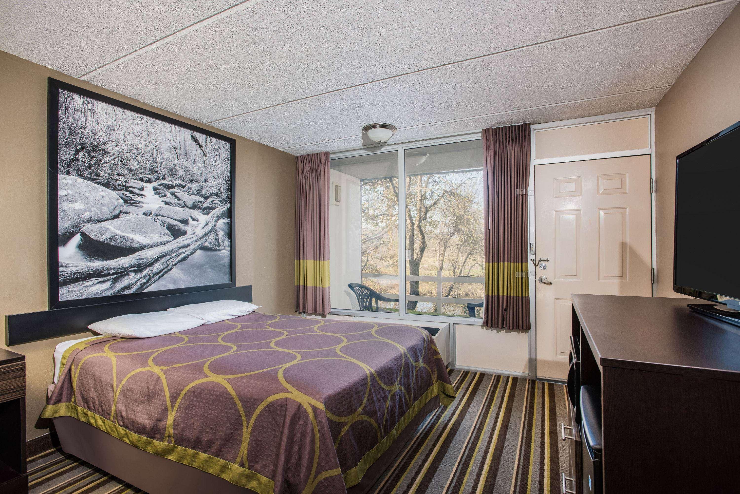 ซูเปอร์ 8 บาย วินด์แฮม เซอร์เวียร์วิลล์ ริเวอร์ไซด์ Hotel เซอเวียร์วีล ภายนอก รูปภาพ