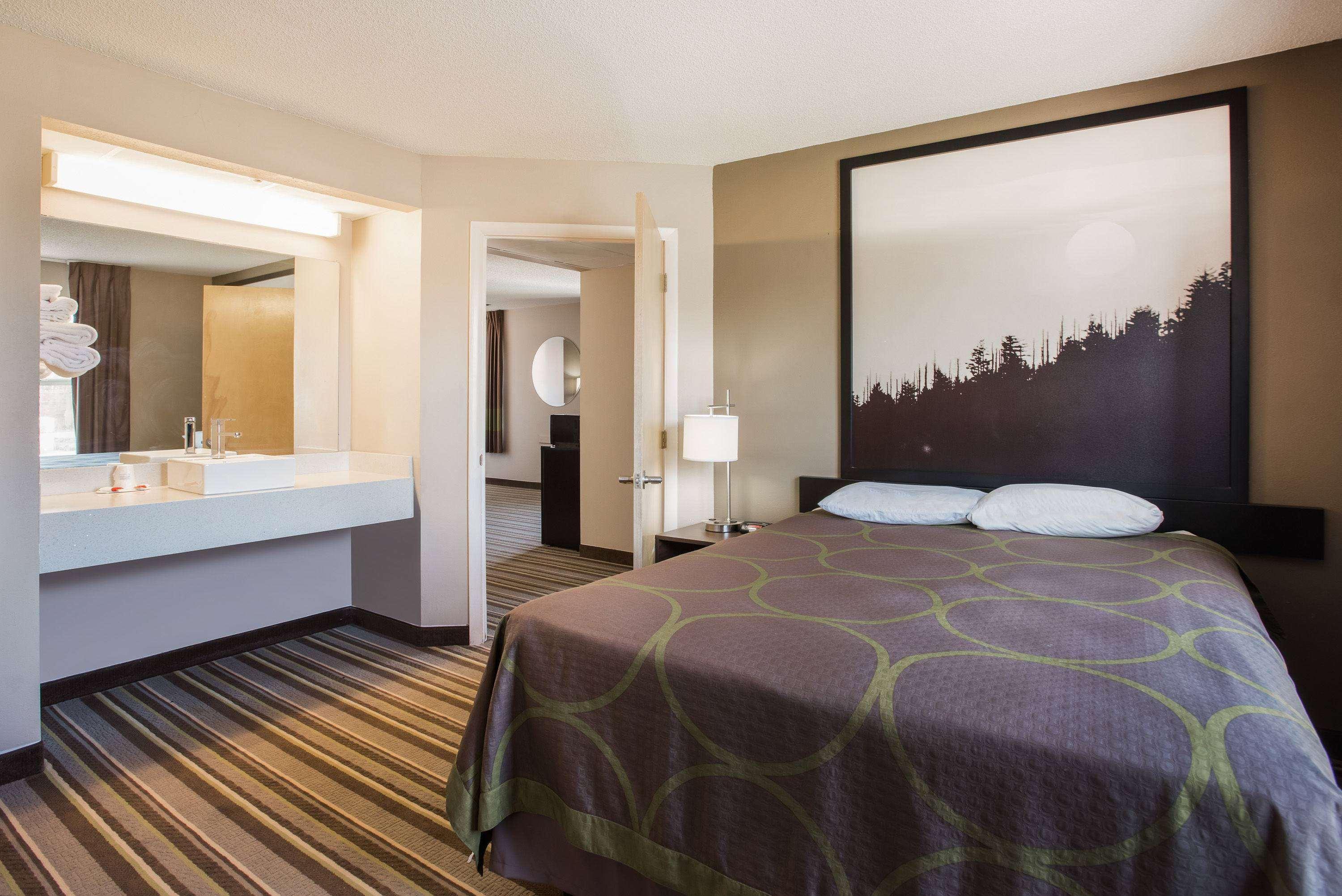 ซูเปอร์ 8 บาย วินด์แฮม เซอร์เวียร์วิลล์ ริเวอร์ไซด์ Hotel เซอเวียร์วีล ภายนอก รูปภาพ